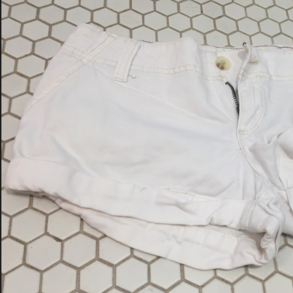 White Hollister Cuffed Jean Shorts (size 3)